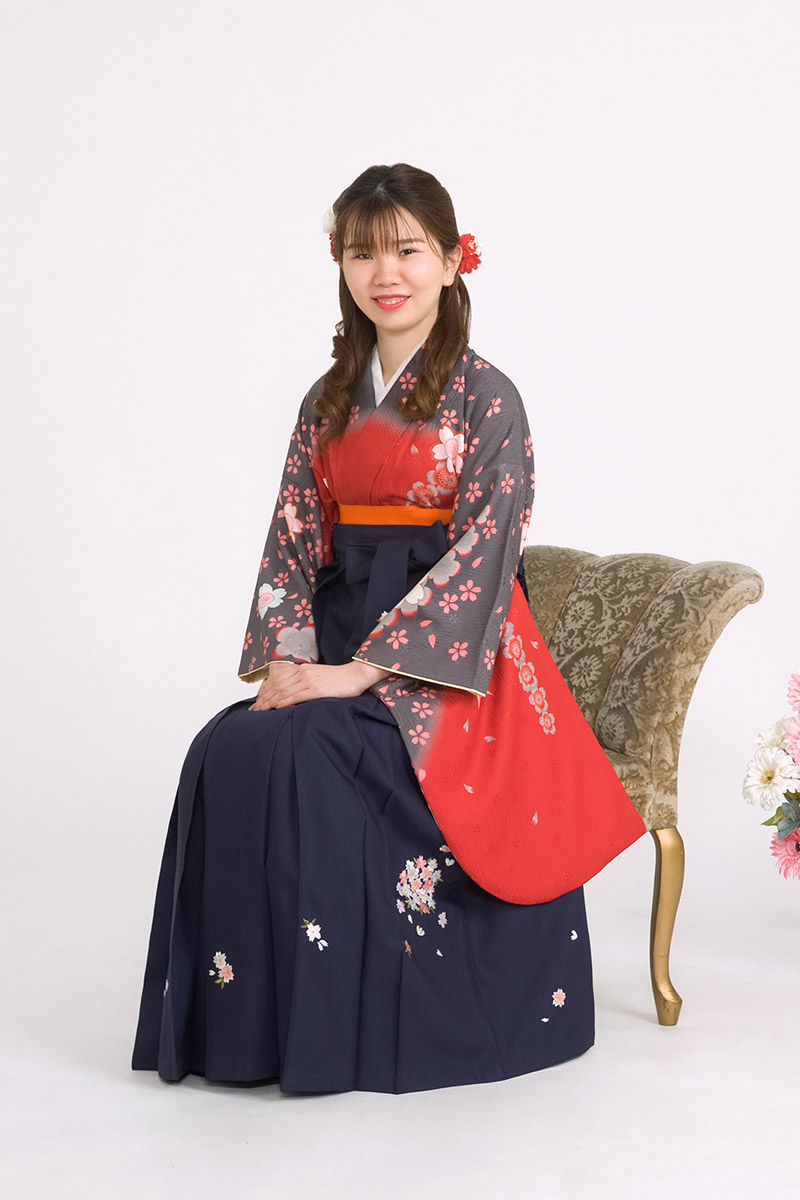 卒業袴の座り姿写真