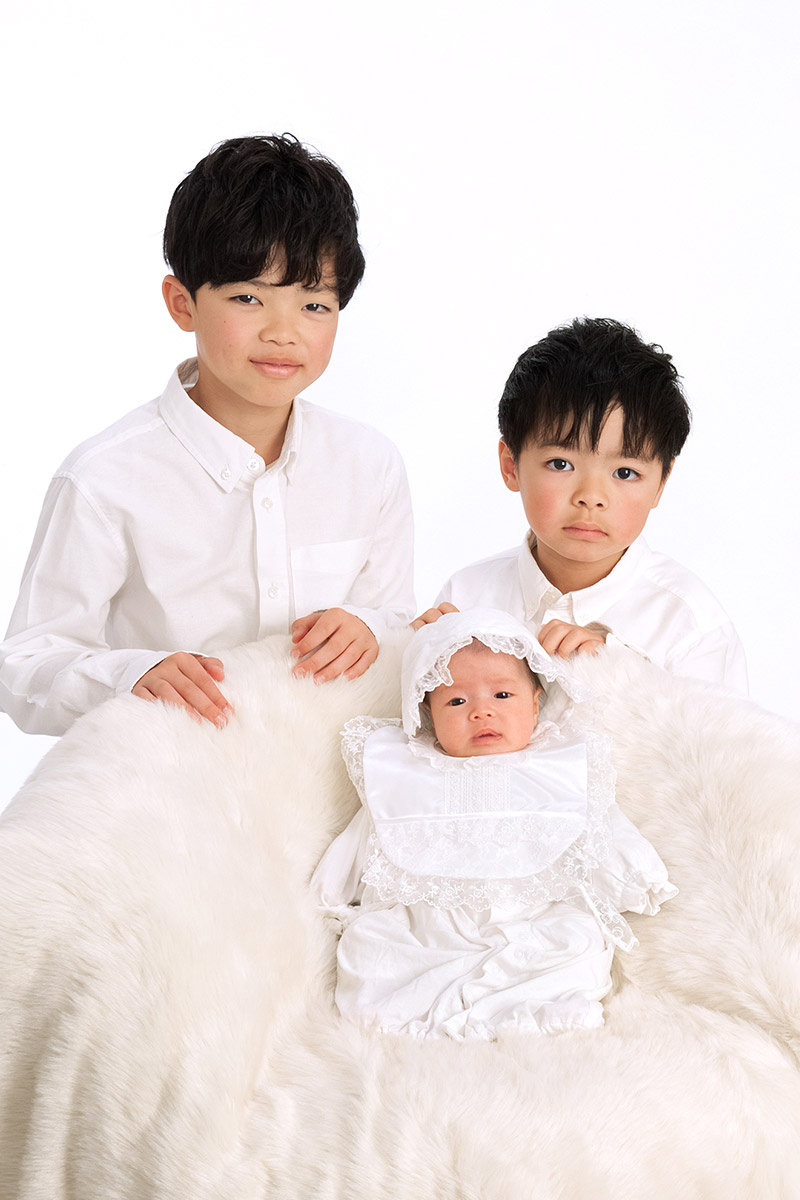 お宮参りの赤ちゃんと兄弟写真