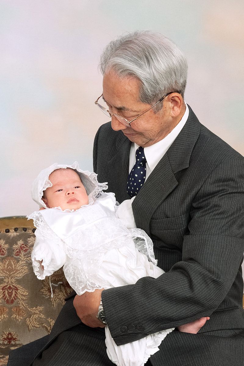 お宮参りの赤ちゃんと祖父の写真