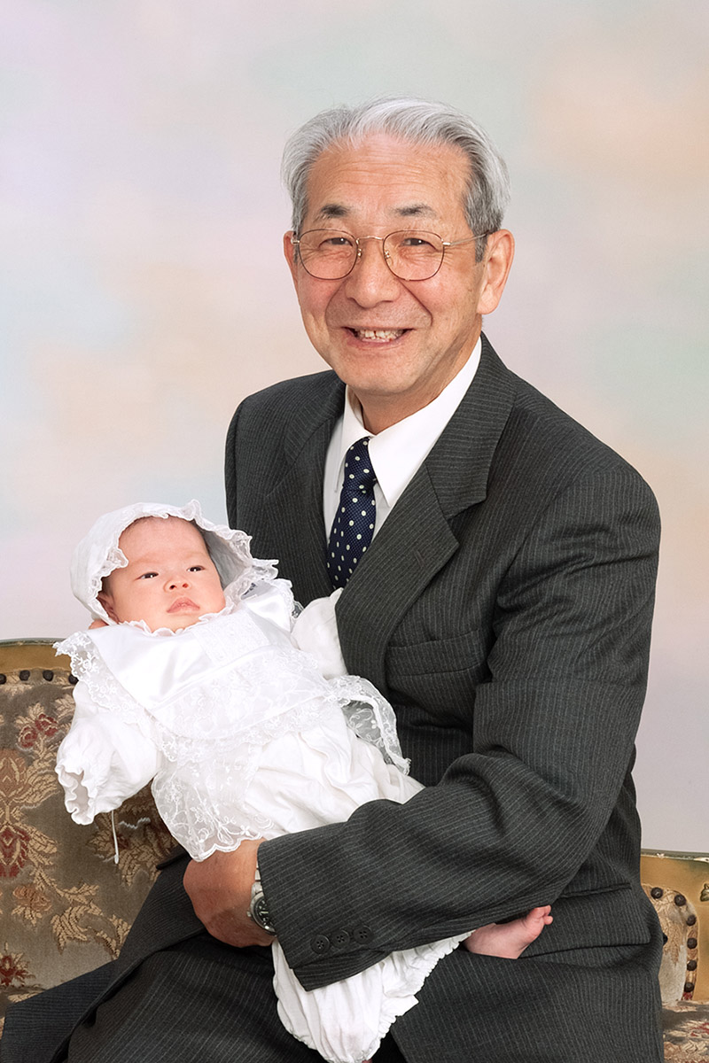 お宮参りの赤ちゃんと祖父の写真